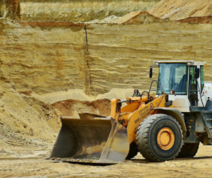 Retroexcavadora en faena minera